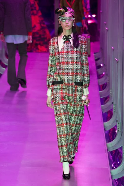Look 16